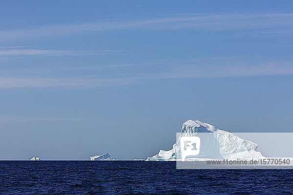 Majestätischer Eisberg über dem sonnigen blauen Atlantischen Ozean Grönland
