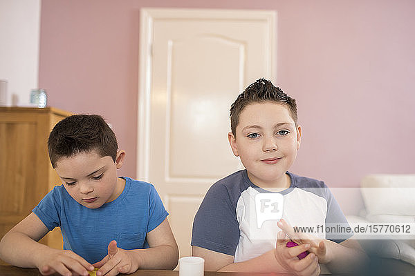 Porträt selbstbewusster Junge spielt mit Bruder