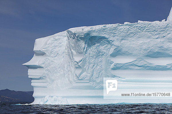 Majestätische Eisbergformation auf dem sonnigen Ozean Grönlands