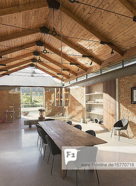 Home Showcase Interieur Esszimmer mit Holzgewölbedecke