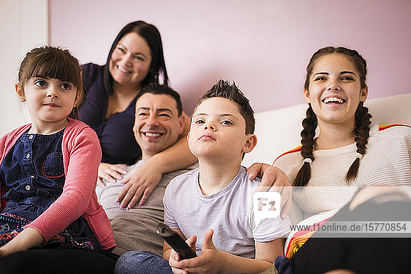 Glückliche Familie beim Fernsehen auf dem Sofa