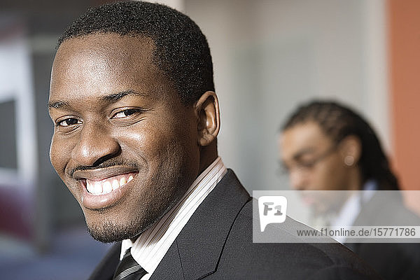 Porträt eines lächelnden jungen Geschäftsmannes.