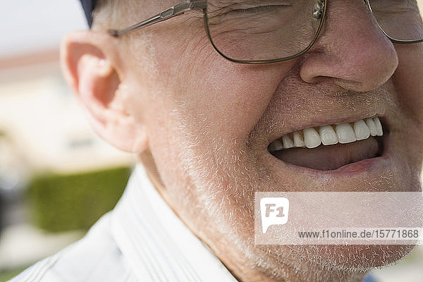 Nahaufnahme eines älteren erwachsenen Mannes  der lächelt