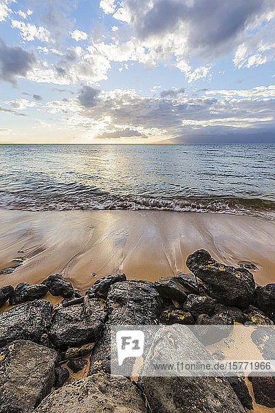 Ein ruhiger Sonnenuntergang am Strand von einer Ferienanlage aus; Kaanapali  Maui  Hawaii  Vereinigte Staaten von Amerika
