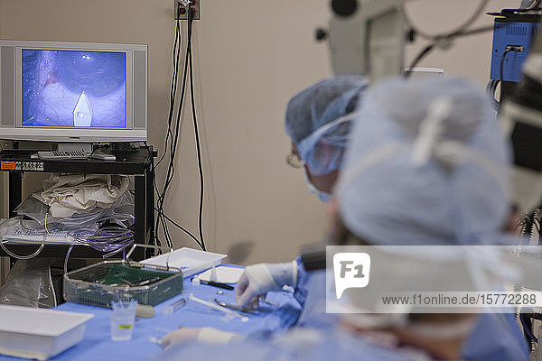 Chirurgen und Assistenten bereiten sich in einem Operationssaal auf einen Eingriff vor