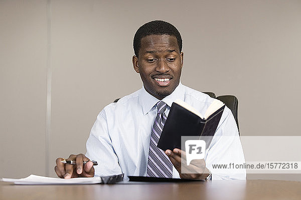Ein Geschäftsmann liest in einem Büro.