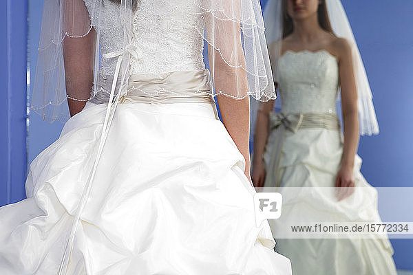 Mittelteil einer Braut  die ein Hochzeitskleid trägt.