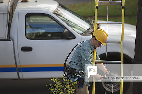 Handwerker mit einer Leiter und einem Arbeitswagen