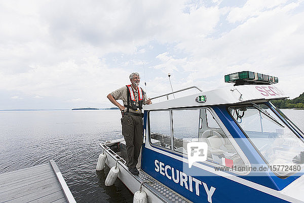 Sicherheitsboot  das die öffentliche Wasserversorgung überwacht