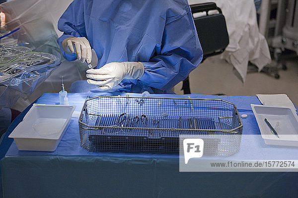 Assistent des Chirurgen bereitet sich im Operationssaal auf eine Operation vor