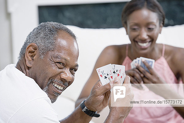Porträt eines Mannes mittleren Alters  der mit einer Frau mittleren Alters Karten spielt