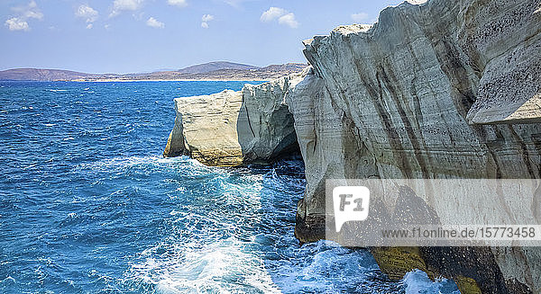 Weiße Klippen und das strahlend blaue Meerwasser entlang der Küste von Milos; Milos  Griechenland
