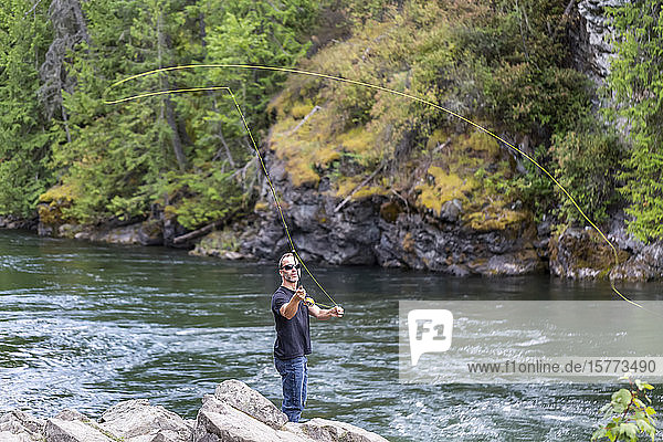 Ein Mann beim Fliegenfischen am Adams River  in der Nähe von Salmon Arm; British Columbia  Kanada