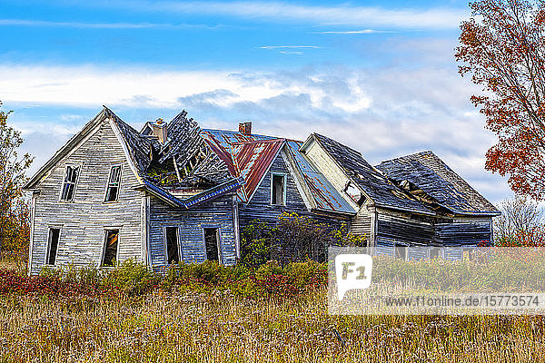 Verfallenes Bauernhaus im Herbst mit eingestürztem Dach; Scotstown  Quebec  Kanada
