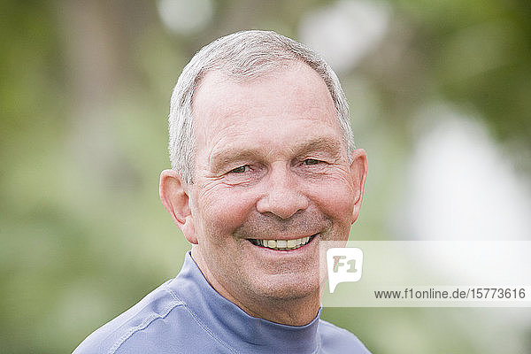 Porträt eines lächelnden älteren Mannes