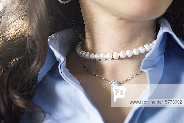 Nahaufnahme einer mittleren erwachsenen Frau  die Perlen trägt.