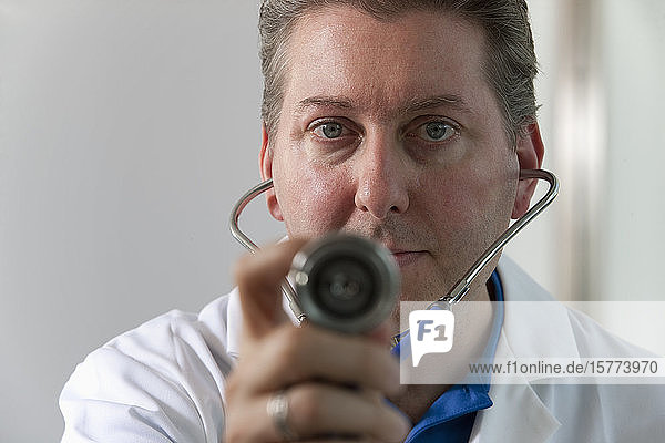 Arzt mit weißem Laborkittel und Stethoskop