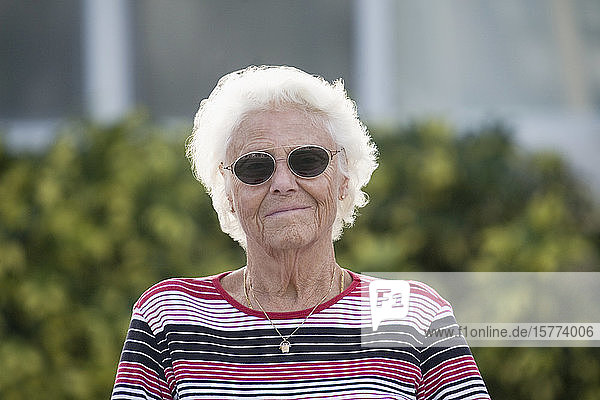 Nahaufnahme einer älteren Frau mit Sonnenbrille