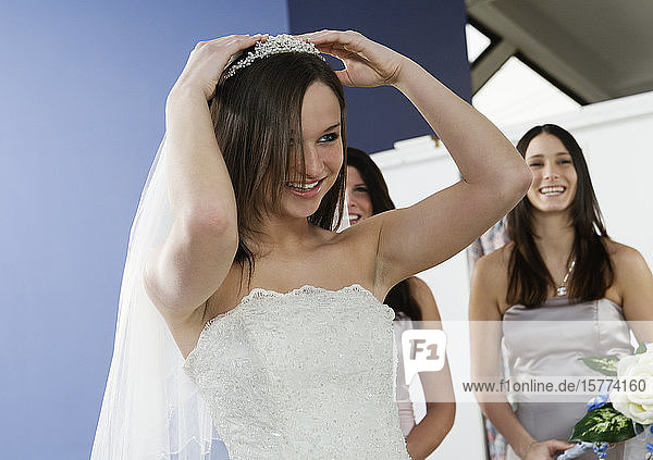 Fröhliche Braut mit Diadem.