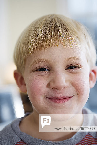 Porträt eines lächelnden Jungen.