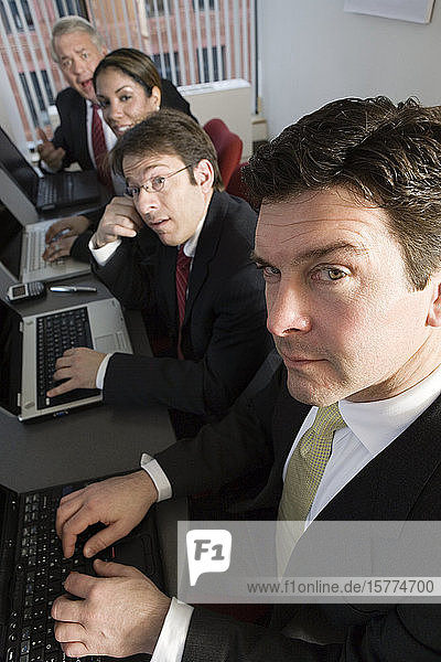 Porträt von Geschäftskollegen bei der Arbeit in einem Büro.