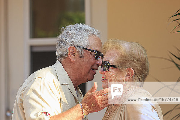 Älteres Paar zeigt Zuneigung