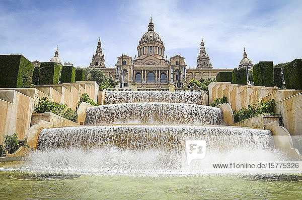 Der magische Brunnen von MontjuÃ¯c mit dem Museu Nacional d'Art de Catalunya im Hintergrund  Barcelona  Katalonien  Spanien.