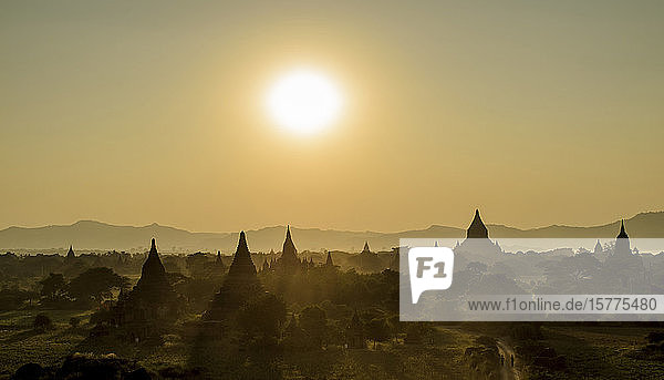 Sonnenuntergang über Stupas von Tempeln in Bagan  Myanmar.