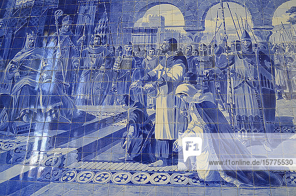 Blau-weiß glasierte Azulejos-Fliesen  eine Nahaufnahme einer traditionellen Mosaikfliese  die ein historisches Ereignis darstellt. Bahnhof Porto