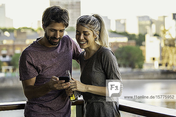 Junges Paar benutzt Smartphone