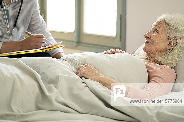 Häusliche Pflegekraft bei der Anamnese einer älteren Patientin