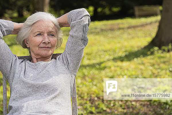 Ältere Frau entspannt sich im Garten