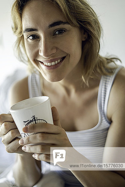 Junge Frau hält Kaffeetasse