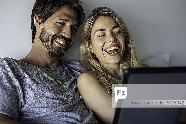Ehepaar benutzt digitales Tablet