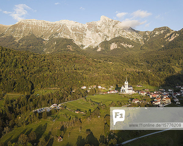 Luftaufnahme per Drohne  Dresnica  Triglav-Nationalpark  Oberkrain  Slowenien  Europa