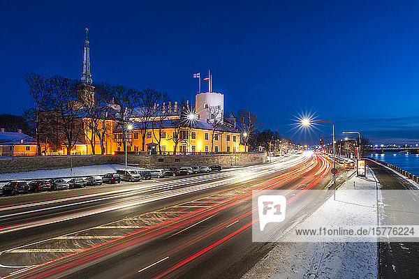 Die Skyline von Riga und das Präsidentenschloss bei Nacht im Winter  Altstadt  UNESCO-Weltkulturerbe  Riga  Lettland  Europa