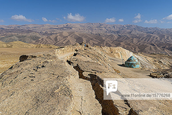 Volcanic rock split  Darya Ajdahar (Valley of the Dragon)  Bamyan  Afghanistan  Asia