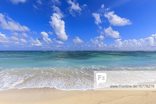 Nisbet Beach  türkisfarbenes Meer  Nevis  St. Kitts und Nevis  Westindische Inseln  Karibik  Mittelamerika