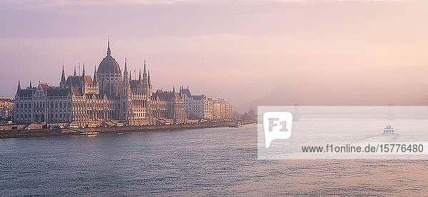 Das ungarische Parlament bei Sonnenuntergang  Donau  UNESCO-Weltkulturerbe  Budapest  Ungarn  Europa