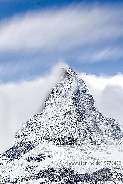 Wolken über Matterhorn mit Schnee bedeckt  Pennine Alps  Zermatt  Kanton Wallis  Schweizer Alpen  Schweiz  Europa