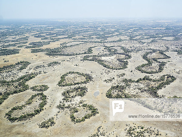 Luftaufnahme des Okavango-Deltas bei Trockenheit im Frühherbst  Botswana  Afrika