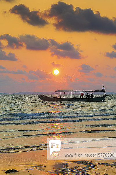 Fischerboot am Strand südlich der Stadt bei Sonnenuntergang  Otres Beach  Sihanoukville  Kambodscha  Indochina  Südostasien  Asien
