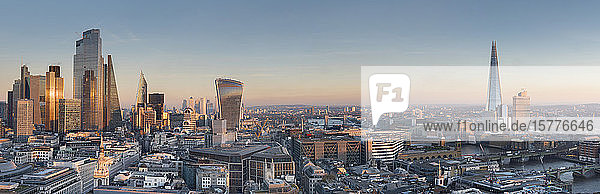 City of London  Square Mile  Panorama zeigt fertiggestellten 22 Bishopsgate Tower  London  England  Vereinigtes Königreich  Europa