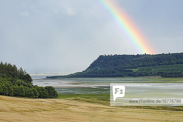 Regenbogen über Black Isle  Schottland  Vereinigtes Königreich  Europa