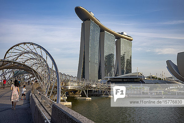 Die Helix-Brücke  das Marina Bay Sands Hotel und ein Teil des Future World-ArtScience Museum in der Marina Bay  Singapur  Südostasien  Asien
