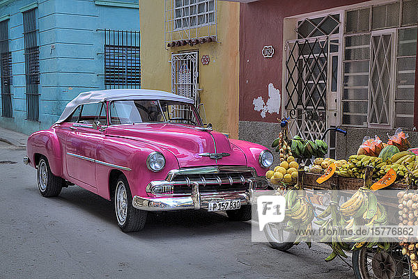 Oldtimer  Altstadt  UNESCO-Weltkulturerbe  Havanna  Kuba  Westindien  Karibik  Mittelamerika