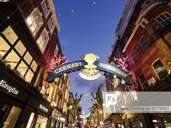 Weihnachtsbeleuchtung  Carnaby Street in der Abenddämmerung  London  England  Vereinigtes Königreich  Europa