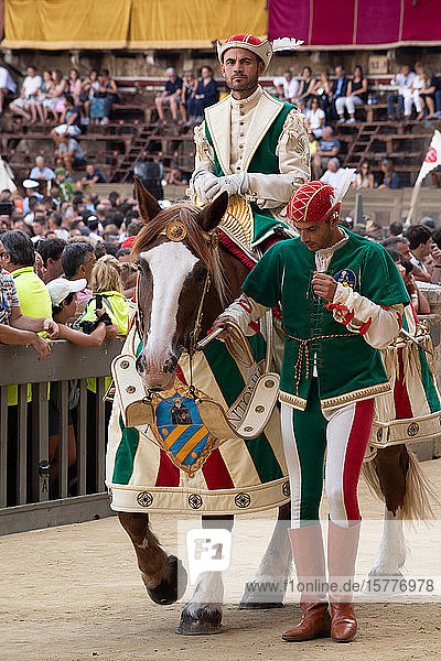 Beim Festumzug  der dem Palio-Rennen vorausgeht  ziehen Vertreter und Reiter der einzelnen Stadtteile in traditioneller Kleidung umher  Siena  Toskana  Italien  Europa
