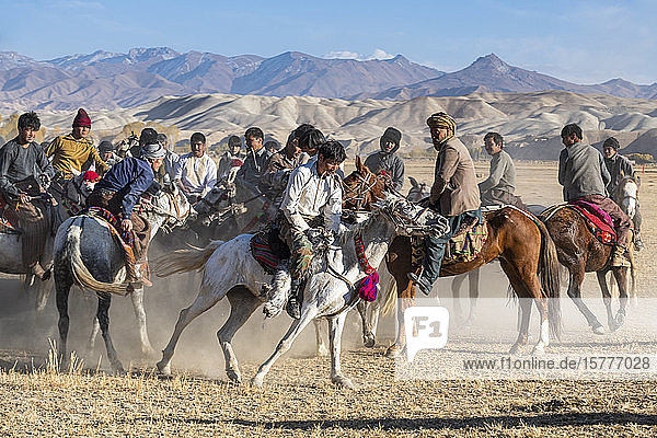 Männer bei der Ausübung eines traditionellen Buzkashi-Spiels  Yaklawang  Afghanistan  Asien