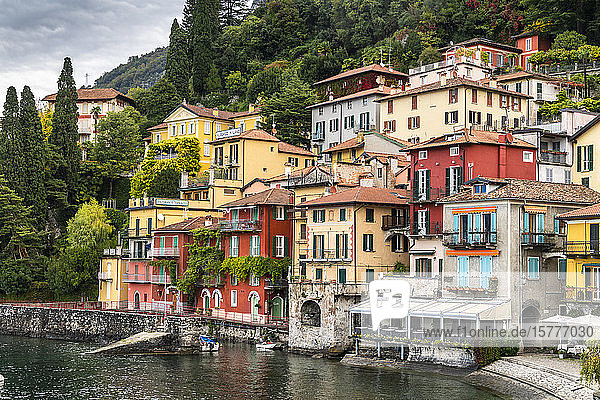 Bunte Häuser in der Altstadt von Varenna  Comer See  Lombardei  Italienische Seen  Italien  Europa